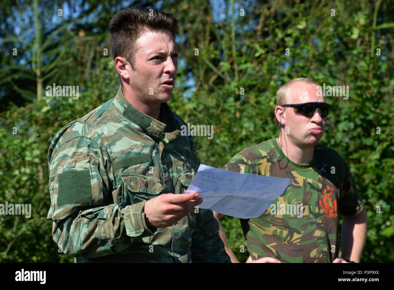 Les soldats des différentes nations participent à l'IARD Avancé Cours de formation médicale de soins de soutien, qui a été accueilli par le Centre international de formation spéciale, le 20 juillet 2016, Pfullendorf, Allemagne. La force multinationale d'étudiants reçoivent la formation pour améliorer ses compétences médicales pour soutenir l'OTAN Soldats, marins et aviateurs et marins. (U.S. Photo de l'armée par Visual Spécialiste de l'information, Jason Johnston/libérés) Banque D'Images