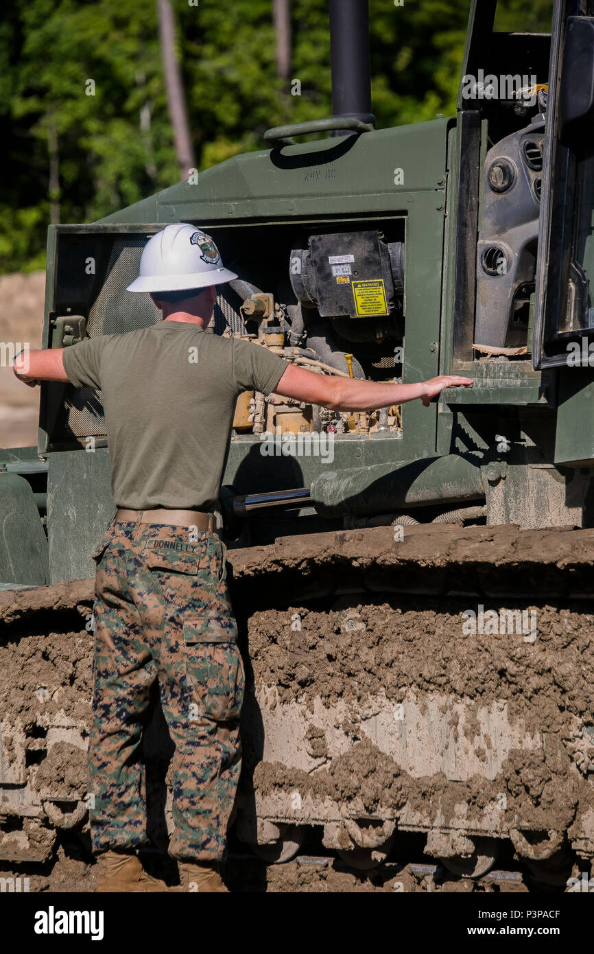 Lance le Cpl. Donnelly, avec l'Escadron de soutien de l'aile Marine, Marine 471 Groupe d'aéronefs 41, inspecte le moteur de son bouteur D6 lors d'un exercice d'entraînement au Marine Corps Air Station, New River, N.C., le 18 juillet 2016. Le bouteur D6 est l'une des pièces de matériel lourd utilisé principalement pour la construction d'aérodromes. (U.S. Marine Corps photo par Lance Cpl. Jon/Sosner) Parution Banque D'Images