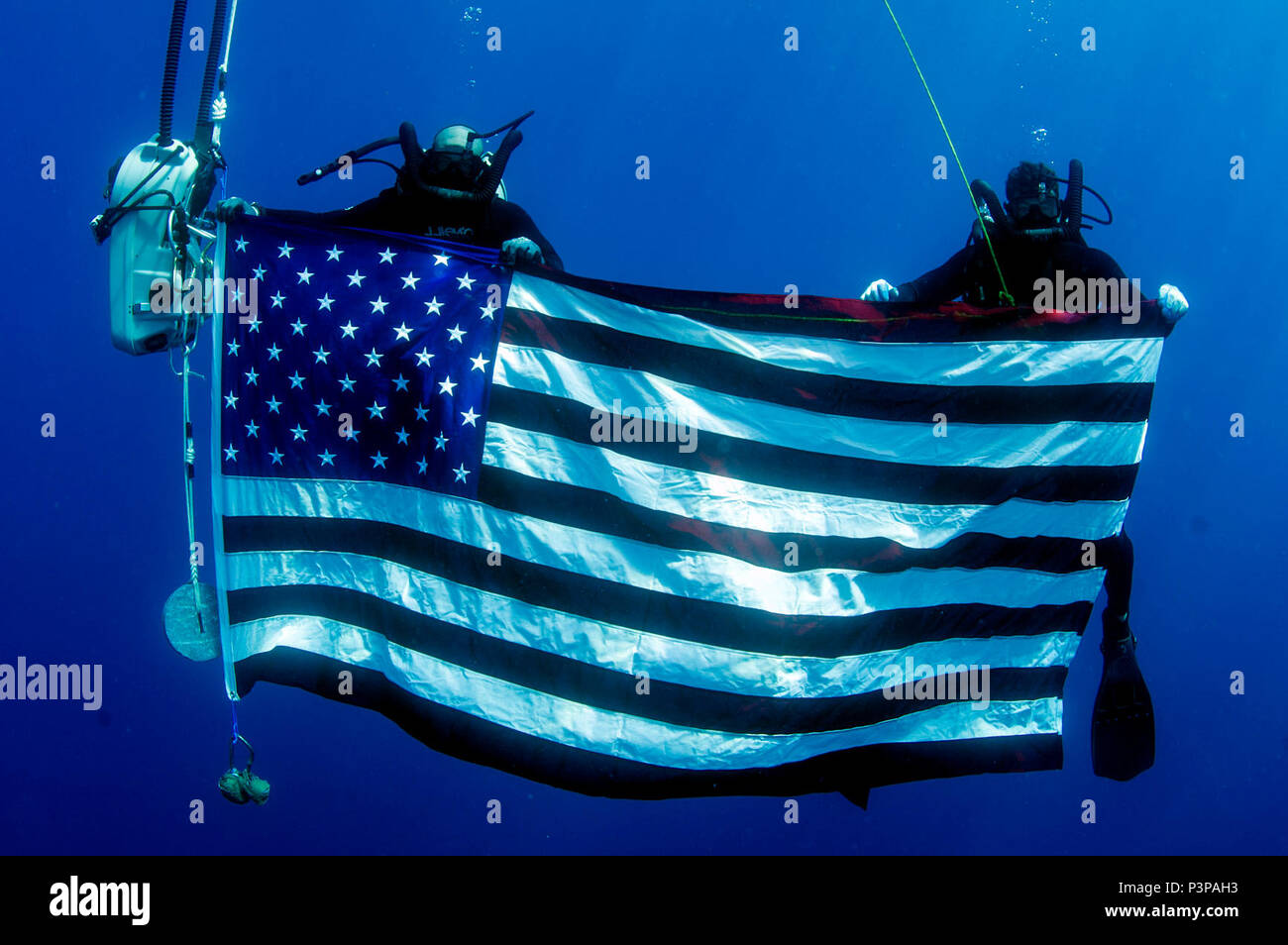 Les techniciens des explosifs et munitions 2e classe Alexander Greenspan et Abraham Ruiz, attribué à un groupe de tâches 56.1, l'extension de l'unité mobile 12, posent pour une photo avec un drapeau américain au cours d'une plongée de formation pour faire de l'exercice 2017 lion avide. Lion avide est un exercice annuel le Commandement central américain en Jordanie visant à renforcer des relations militaires- entre les États-Unis, la Jordanie et d'autres partenaires internationaux. La nouvelle édition se compose d'environ 7 200 militaires provenant de plus de 20 nations qui permettra de répondre aux scénarios impliquant la sécurité des frontières, de commandement et de contrôle, de la cyberdéfense Banque D'Images