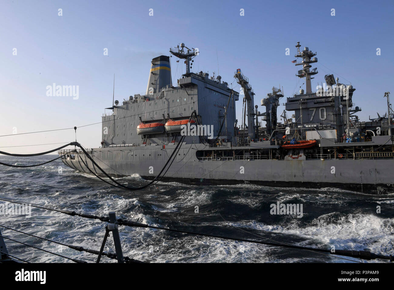 Pacifique (8 mai 2017) Henry J. Kaiser en cours reconstitution oiler USNS Pecos (T-AO 197), (centre), les combustibles de classe Arleigh Burke destroyer lance-missiles USS Wayne E. Meyer (DDG 108) de la classe Nimitz et porte-avions USS Carl Vinson (CVN 70) au cours d'un ravitaillement en mer. La Marine américaine a patrouillé les Indo-Asia régulièrement du Pacifique pendant plus de 70 ans la promotion de la paix et la sécurité régionales. Banque D'Images