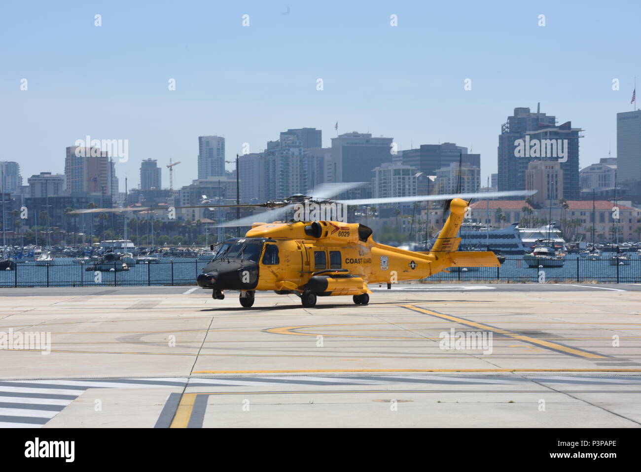 Un hélicoptère Jayhawk MH-60 jaune arrive à la Garde côtière canadienne dans le secteur de San Diego célébrer 100 ans de l'aviation de la Garde côtière canadienne le 21 juillet 2016. Le schéma de peinture est un retour aux couleurs de l'hélicoptères utilisés à la fin des années 1940 et au début des années 1950. (U.S. Photo de la Garde côtière canadienne par le maître de 3e classe Joel Guzman/libérés) Banque D'Images