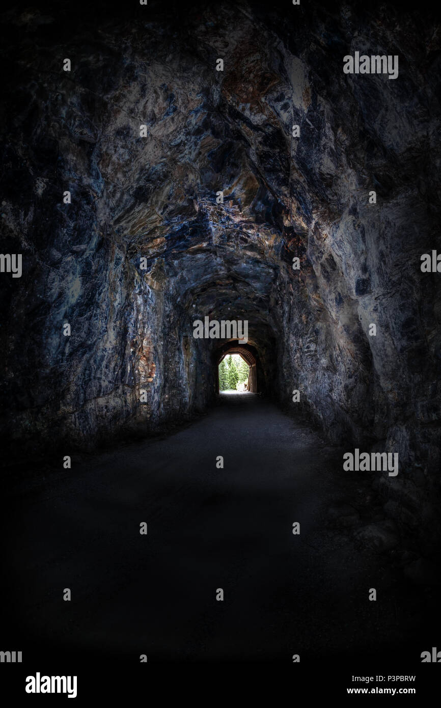 La lumière au bout du tunnel à Myra Canyon dans Kelonwa, British Columbia, Canada. Concept de la conquête de l'adversité ou de succès à travers les obstacles. Banque D'Images La lumière au bout du tunnel à Myra Canyon dans Kelonwa, British Columbia, Canada. Concept de la conquête de l'adversité ou de succès à travers les obstacles. Banque D'Images