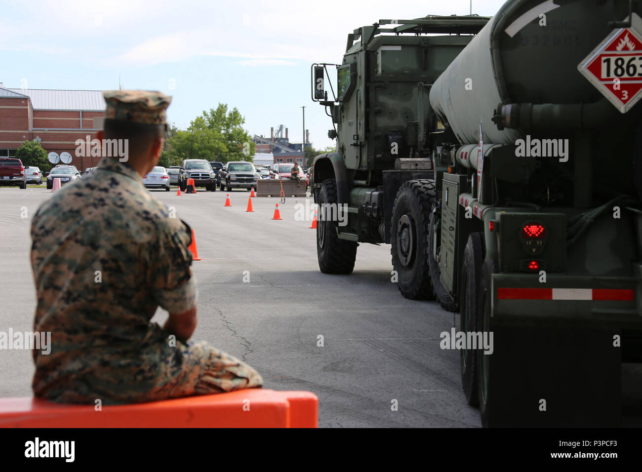 Le Cpl. Le pasteur Austin observe un étudiant l'utilisation d'un semi-remorque de camion de ravitaillement M970 lors d'une semi-remorque, qui se donne à l'opérateur de ravitaillement Marine Corps Air Station Cherry Point, N.C., 9 mai 2017. À la fin du mois de formation en transport, le gain des marines militaires secondaire de spécialité de l'opérateur de ravitaillement de la semi-remorque. Le pasteur est un ravitaillement mobile affecté à l'Escadron de soutien de l'aile Marine, Marine 272 Groupe d'aéronefs 26, 2nd Marine Aircraft Wing. Banque D'Images