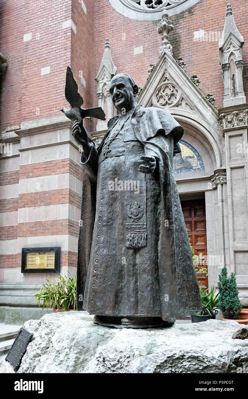 ISTANBUL, TURQUIE - 25 MAI : statue du Pape Jean XXIII à l'extérieur de l'église de Saint-Antoine de Padoue, à Istanbul en Turquie le 25 mai, 2018 Banque D'Images