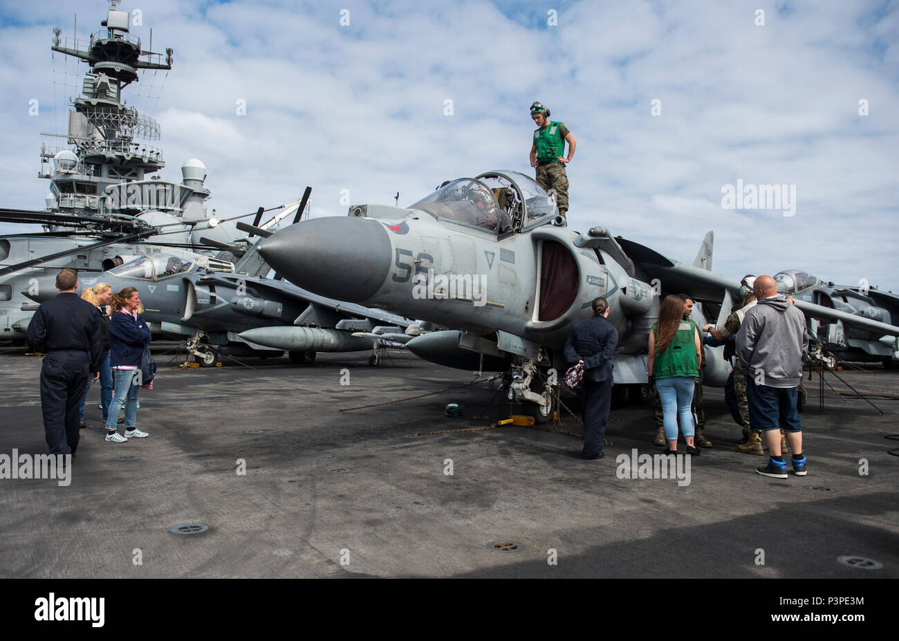 Océan (8 mai 2017) marines affectés à l 'Ridge Runners' des rotors basculants Support Squadron (VMM) 163 (renforcée) donner un tour d'un AV-8B Harrier à bord du navire d'assaut amphibie USS Makin Island (DG 8) au cours d'une croisière de tigre. Tiger permet de croisière plus de 160 amis et membres de la famille d'embarquer le navire de la Marine américaine et l'expérience de Corps des Marines de la vie en mer. Banque D'Images