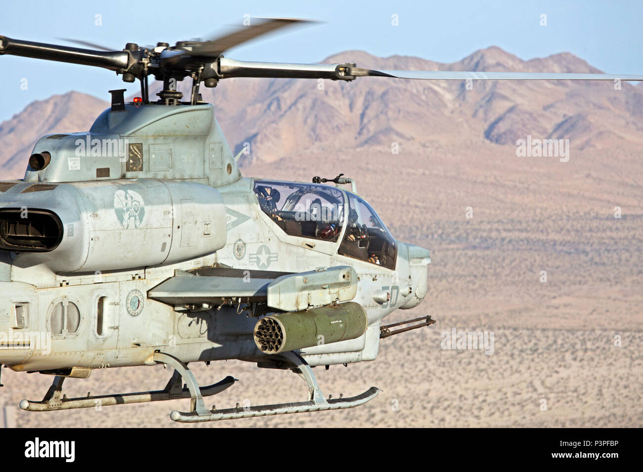 Un AH-1Z Viper avec l'hélicoptère d'attaque léger Marine HMLA) 469 (Escadron participe à l'appui aérien rapproché de l'exercice durant l'exercice de formation intégrée (ITX) 3-17 au Marine Corps Air Ground Combat Center Twentynine Palms, Californie, le 8 mai. L'ITX est un exercice interarmées permettant aux unités à travers 3rd Marine Aircraft Wing pour fonctionner comme un élément intégré à la lutte contre l'aviation et de la logistique au sol comme éléments de combat air-sol marin un groupe de travail. Plus de 650 Marines américains et 27 aéronefs de 3e MAW appuient ITX 3-17. Banque D'Images