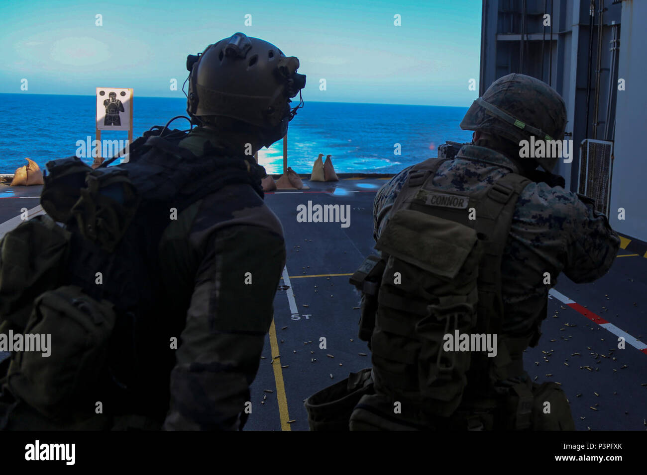 Un commando français entraîneurs une marine de la Marine américaine sur l'adresse au tir de base à bord du navire français le BPC Mistral le 8 mai 2017. Les Marines et les marins sont entrepris sur le navire français pour les deux semaines de l'exercice intégré. Jeanne D'Arc est un exercice dirigé par français visant à renforcer les partenariats stratégiques et l'exercice de la liberté de navigation dans tout le Indo-Asia-région du Pacifique. Banque D'Images