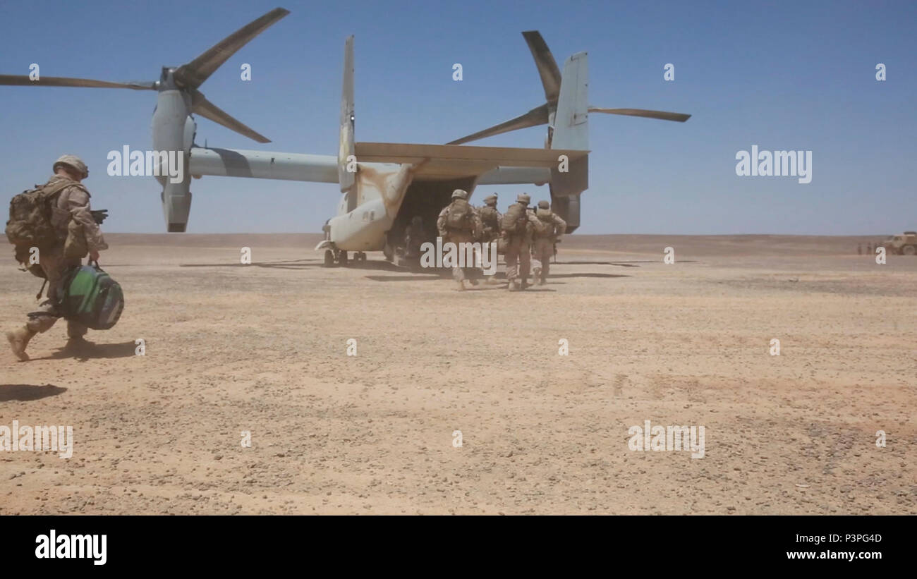 Les Marines américains avec 1er Bataillon, 7e Régiment de Marines, marines à des fins spéciales Les Force-Crisis Response-Central la tâche, d'une simulation de transport commande pilote abattu à un MV-22 Osprey des aéronefs à rotors basculants affectés à l'escadron à rotors basculants moyen maritime (VMM) 364 lors d'une récupération d'aéronefs tactiques et de personnel dans l'exercice de la Jordanie, le 8 mai 2017. Cet événement soutenu désireux, un Lion 2017 exercice multinational récurrents visant à renforcer les relations militaires, d'augmenter l'interopérabilité entre les pays partenaires, et de renforcer la sécurité et la stabilité régionales. SPMAGTF consistentl Marines Banque D'Images