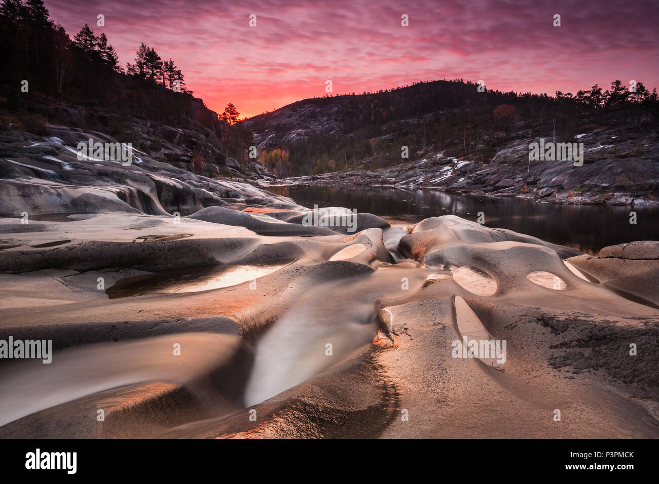 Lever du soleil à l'automne en Reinsfoss Nissedal, Telemark, Norvège. Banque D'Images