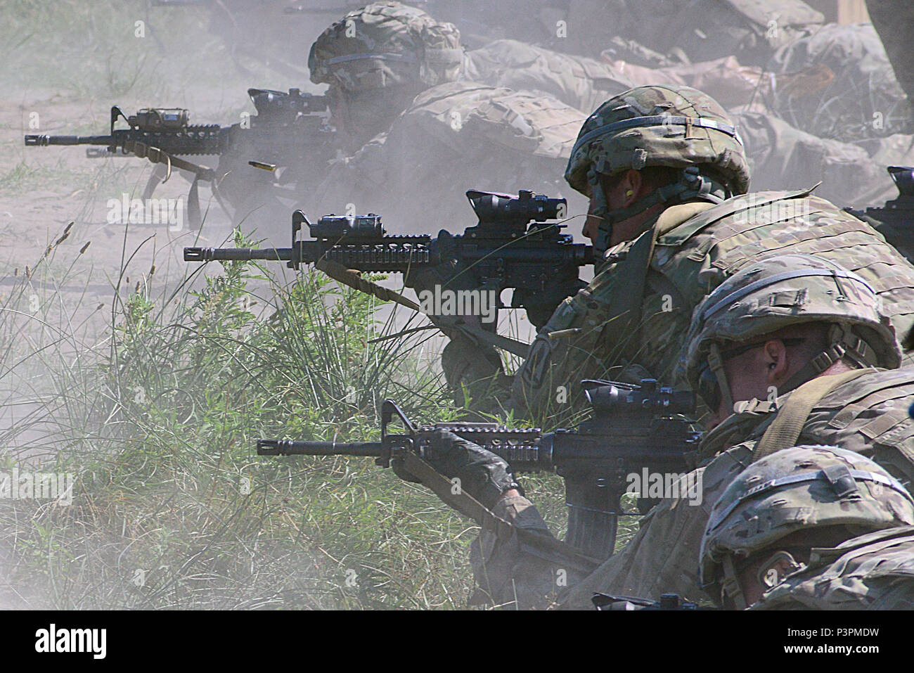 Les parachutistes de l'Armée américaine à partir de la 2e Bataillon, 503e Régiment d'infanterie, 173e Brigade aéroportée engager des cibles avec une carabine M4 20 juillet 2016, au cours d'une formation au tir à courte portée à Foce Reno en Italie. (Photo de Elena Baladellireleased). Banque D'Images