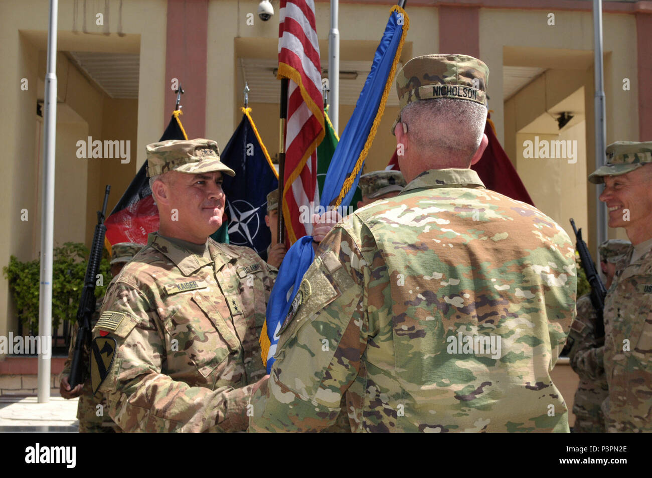 Le major-général Richard G. Kaiser accepte le Combined Security Transition Command - Afghanistan les couleurs dans le général John W. Nicholson, commandant de l'appui résolu, lors du changement de commandement au camp cérémonie Appui résolu ici le 14 juillet. Kaiser a pris le commandement du major-général Gordon 'Sauter' B. Davis, Jr. qui est dans l'hypothèse d'un poster avec le U.S. European Command. Banque D'Images