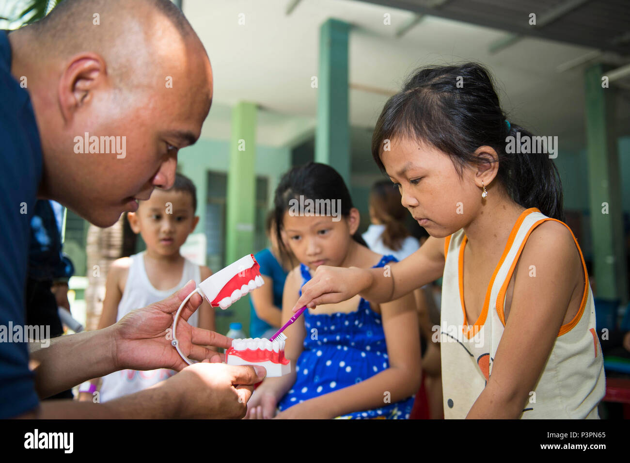 160720-N-BB534-479 Da nang, Vietnam (20 juillet 2016) Le lieutenant Richard Tan, superviseur du site de l'événement et affecté à l'USNS Mercy (T-AH 19), enseigne aux enfants à se brosser les dents à un engagement coopératif pour la santé dentaire (CHE) au cours de Pacific Partnership 2016. Au che, les participants de navire-hôpital de la miséricorde, les pays partenaires et les organisations locales de soins dentaires de base fourni et les soins préventifs. La miséricorde est rejoint à Da Nang par JS 22870 Île-(LST-4002) et de navires de la marine du peuple du Vietnam Khánh Hóa pour Pacific Partnership. Les pays partenaires qui travaillent côte à côte avec les organisations locales de mener des coo Banque D'Images