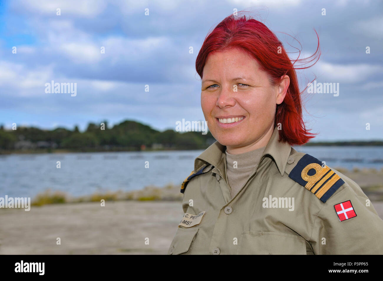 Le lieutenant Cmdr. Anjaliva Petersen, affecté à la Défense danoise, commande l'état-major de la Marine, de Copenhague, Danemark, est entré au service en 2003 et a terminé l'académie navale en 2008. Petersen est d'avoir un temps étonnant d'apprendre à connaître ses collègues marins de partout dans le monde. Elle a dit que même si c'est son premier exercice Rim of the Pacific elle a eu des expériences inoubliables et fait des amis pour la vie. "J'adore l'exercice RIMPAC 2008, c'est fantastique," a déclaré Petersen. "Je suis très étonné par la quantité fine de la participation et le dévouement de tous les marins de toutes les nations en cause. Nous sommes toutes ces personnes Banque D'Images