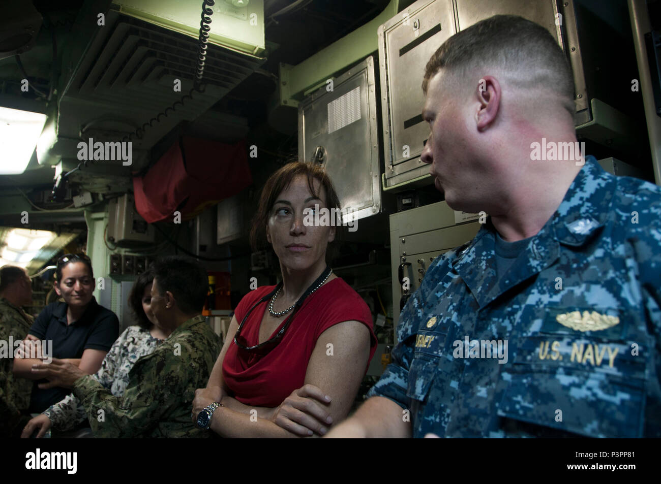 160722-N-WI626-103 Santa Rita, Guam (22 juillet 2016) Le Cmdr. Brian Turney, Commandant, droit, examine le système SONAR de Los Angeles-classe sous-marin d'attaque USS Chicago (SSN 721) au sous secrétaire de la Marine Janine Davidson, centre, et son personnel au cours d'une visite. Chicago est l'une des quatre sous-marins affectés à l'escadron 15, commandant de sous-marin et l'avant-déployés hors de Polaris, Guam, Point d'attache également à la Marine de seulement deux offres sous-marin. (U.S. Photo de la marine par le Lieutenant Lauren Spaziano/libérés) Banque D'Images