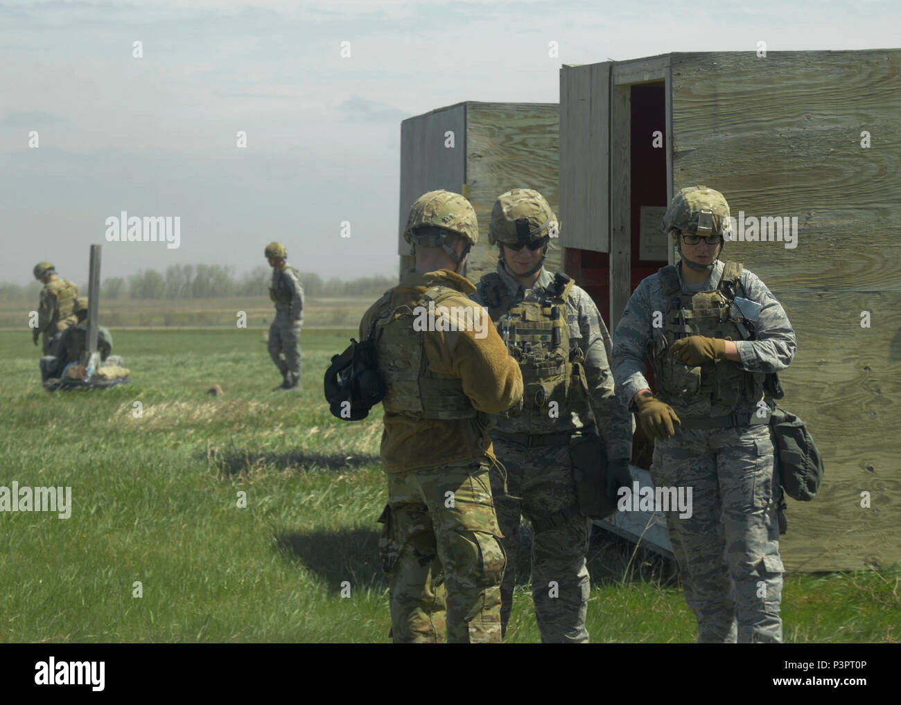 Aviateurs de la 5e et 91e Escadron des Forces de sécurité les forces de sécurité incendie à attendre du Groupe à la formation des armes de combat et centre d'entretien à Minot Air Force Base, N.D., 8 mai 2017. Les aviateurs des forces de sécurité doit remplir un contrôle des progrès chaque année afin de vérifier leurs connaissances sur la mitrailleuse M249 et d'autres armes. Banque D'Images