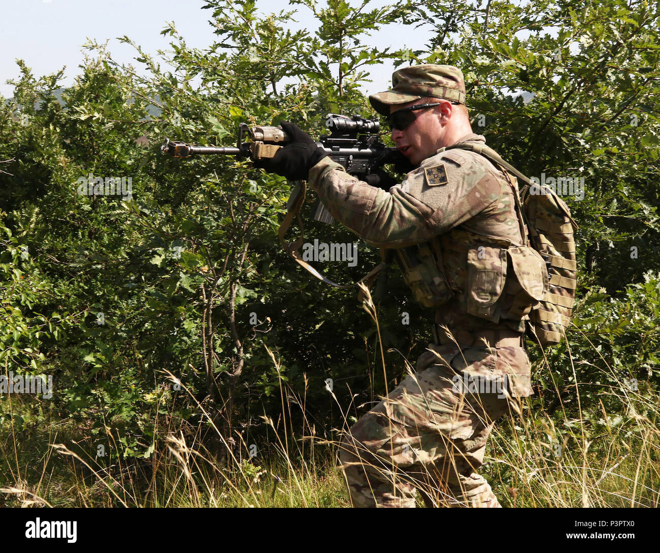La CPS. Timothy Squires, un fantassin affecté au 1er Bataillon, 41e Régiment d'infanterie, 2e Brigade Combat Team, scanne son secteur de feu pour tout mouvement pendant une escouade de la situation au niveau de l'exercice de formation tenu à Dumnice, au Kosovo, le 25 juillet 2016. Le but de l'exercice était de former des mouvements de l'escouade en préparation à une plus grande échelle l'opération considérée comme Iron Eagle, plus tard cette année. (U.S. Le personnel de l'Armée Photo : Sgt. Thomas Duval, Bataille multinationales Group-East Affaires publiques) Banque D'Images