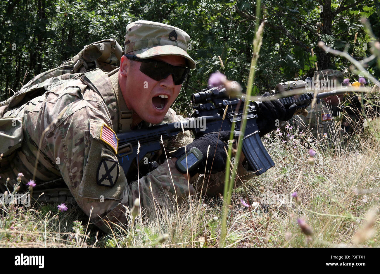 Le s.. Daniel Dalton, chef d'équipe avec le 1er Bataillon, 41e Régiment d'infanterie, 2e Brigade Combat Team, crie instructions à son équipe au cours d'un exercice d'entraînement de l'équipe de la situation niveau tenue en Dumnice, au Kosovo, le 25 juillet 2016. Le but de l'exercice était de former des mouvements de l'escouade en préparation à une plus grande échelle l'opération considérée comme Iron Eagle, plus tard cette année. (U.S. Le personnel de l'Armée Photo : Sgt. Thomas Duval, Bataille multinationales Group-East Affaires publiques) Banque D'Images