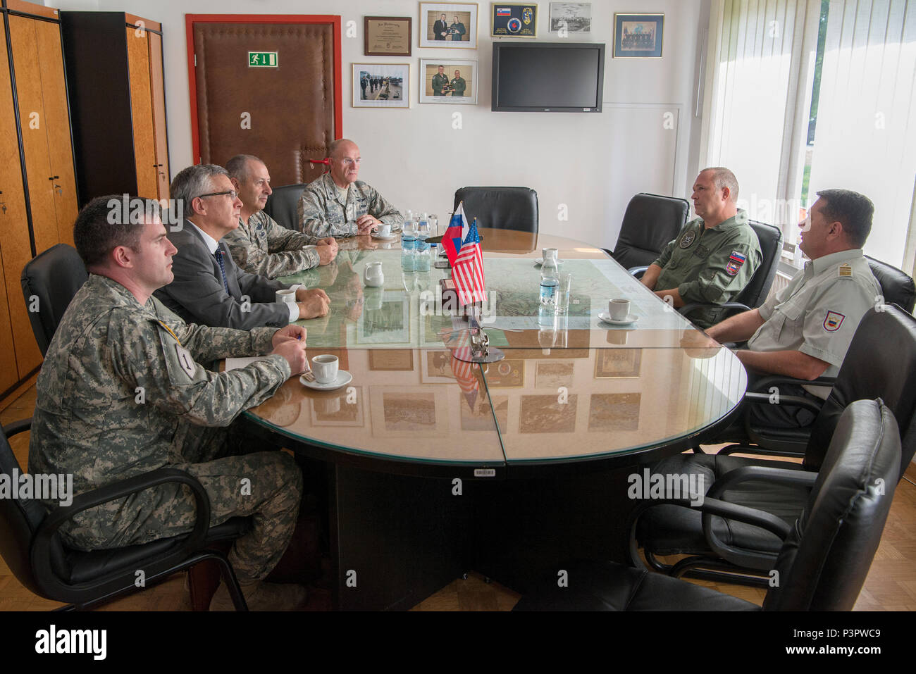 Le capitaine de l'armée américaine Richtert Derek, l'aide de camp pour le général Edwards, Brent R. Hartley, Ambassadeur des États-Unis auprès de la République de Slovénie, le général américain Michael H. Edwards, l'adjudant général, Colorado, brick américain. Le général Jérôme P. Limoge Jr., adjudant général adjoint - l'air, la Garde nationale du Colorado, rencontrer le colonel slovène Bojan Brecelj, Commandant, 15e Escadre, forces armées slovènes et slovène, le général Alan Gerder, Sous-chef d'état-major général des forces armées slovènes, à Cerkjle ob Krki Air Base, le 26 juillet 2106. La Slovénie est un État partenaire avec le Colorado et aujourd'hui, le 120e Fighter Squ Banque D'Images