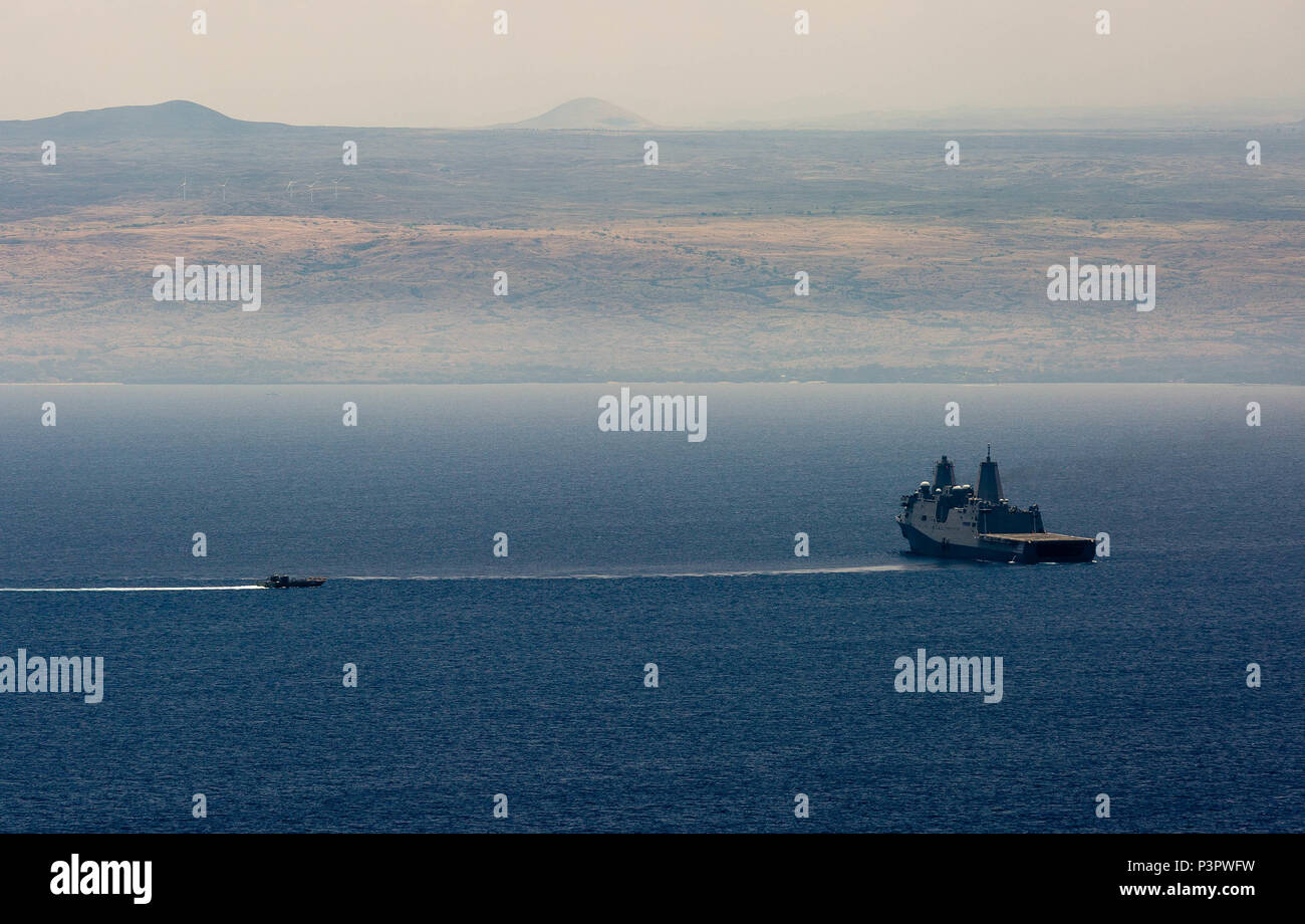 Dg de débarquement du HMAS Canberra faire interoprability cliniques avec USS San Diego au large de la côte du New Jersey au cours de l'exercice Rim of the Pacific (RIMPAC) 2016. La Force de défense australienne (photo par ABIS Steven Thomson) Banque D'Images