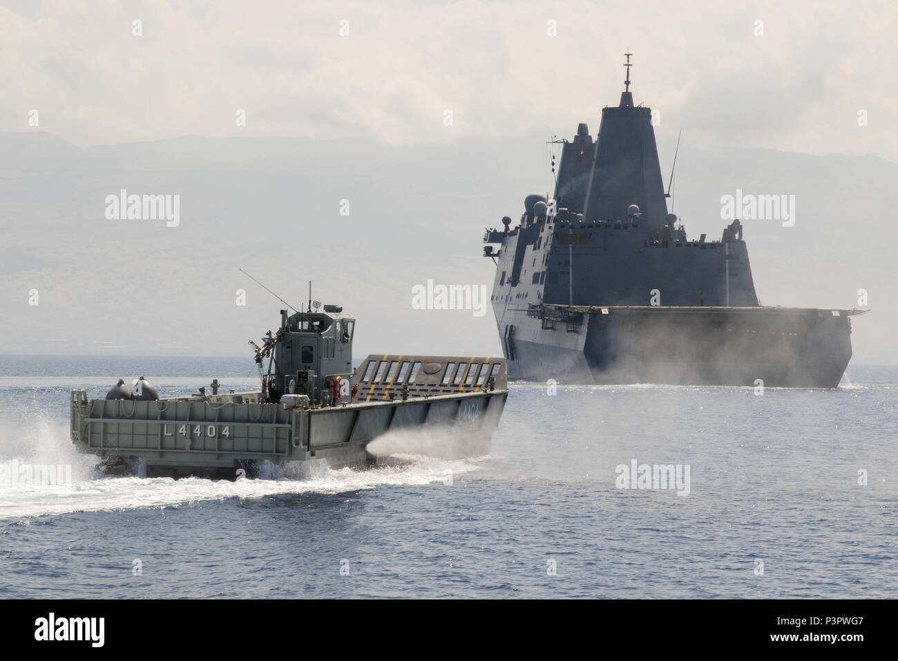 Dg de débarquement du HMAS Canberra se prépare à entrer dans le dock et de transport amphibie USS San Diego dock comme ils effectuent les essais d'interopérabilité au large de la côte du New Jersey au cours de l'exercice Rim of the Pacific (RIMPAC) 2016. (Photo de la Force de défense australienne Helen LSIS Frank) Banque D'Images
