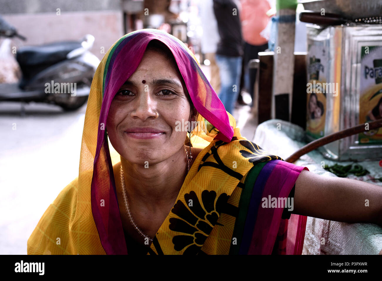 Une femme indienne portant un tissu traditionnel, l'Inde Banque D'Images