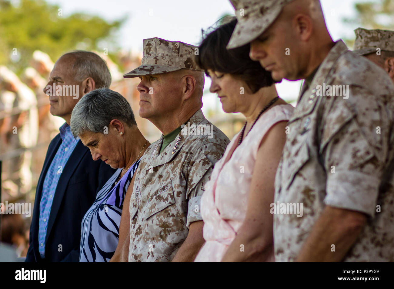 Au camp de base du corps des Marines Pendleton en Californie, une cérémonie officielle de changement de commandement de la I Marine Expeditionary Force a lieu le 27 juillet 2016. L'événement marque le transfert d'autorité et de responsabilité au sein du corps expéditionnaire des Marines. Le commandant du corps des Marines assiste et les Marines restent à l'attention des militaires, des officiels et des invités qui assistent au protocole militaire structuré. La cérémonie reflète la tradition, la continuité du leadership et les procédures institutionnelles. Banque D'Images