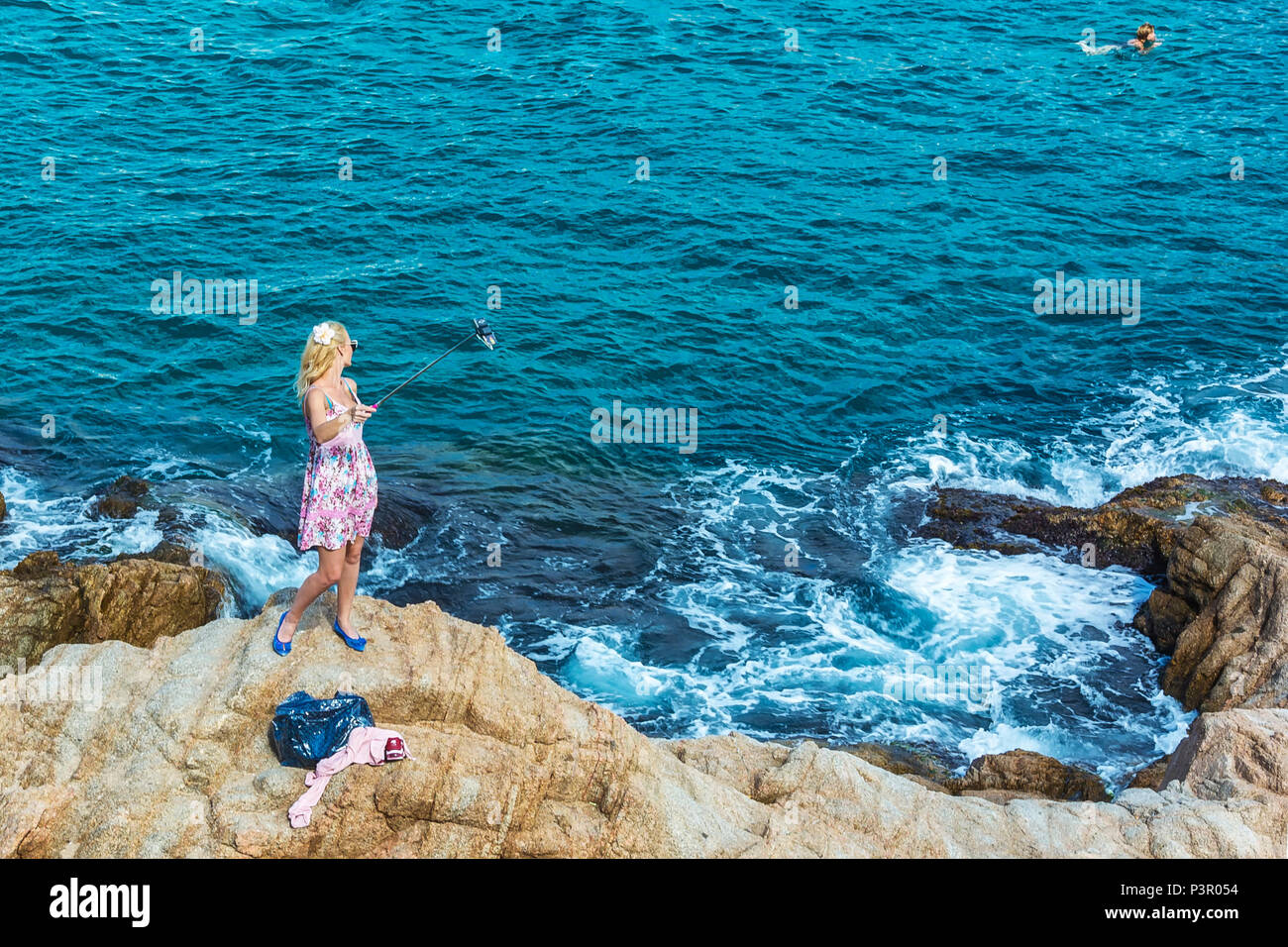 L'Espagne, Lloret de Mar - 19 septembre 2017 : autoportraits debout sur des pierres près de la mer Banque D'Images