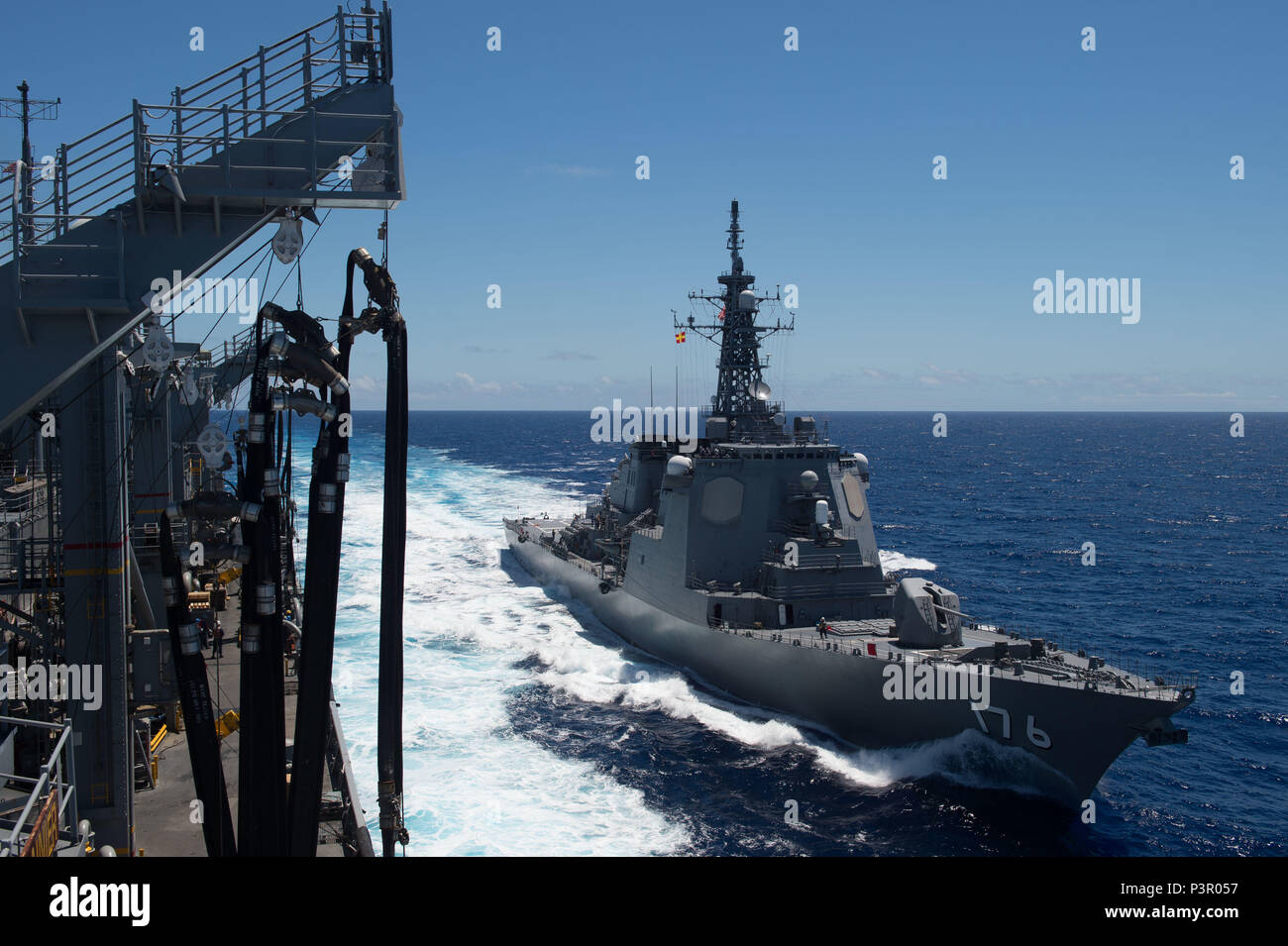 160726-N-DC018-070 OCÉAN PACIFIQUE (Juillet 26, 2016) Le Japon d'autodéfense maritime destroyer Force JS Chokai (DDG 176) tire à côté de soutien au combat rapide USNS Rainier (T-AOE 7) pour un ravitaillement en mer au cours de Rim of the Pacific 2016. Vingt-six nations, plus de 40 navires et sous-marins, plus de 200 avions, et 25 000 hommes participent à l'EXERCICE RIMPAC du 30 juin au 4 août, dans et autour des îles Hawaï et la Californie du Sud. Le plus grand exercice maritime international RIMPAC, offre une formation unique qui aide les participants à favoriser et soutenir la coopérati Banque D'Images