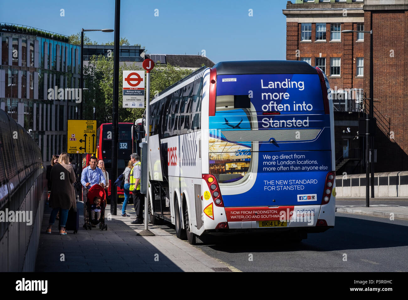 National Express Coach ramasser des passagers à Paddington sur la route de l'aéroport de Stanstead, Londres, Angleterre, Royaume-Uni Banque D'Images