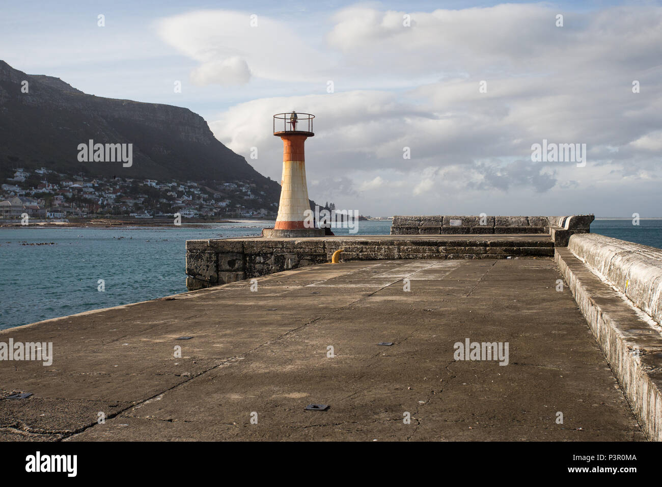 Port balise lumineuse, rouge et blanc, sur le port ou la mer mur à Kalk Bay, False Bay, péninsule du Cap, Afrique du Sud utilisé pour feu de navigation dans l'expédition Banque D'Images