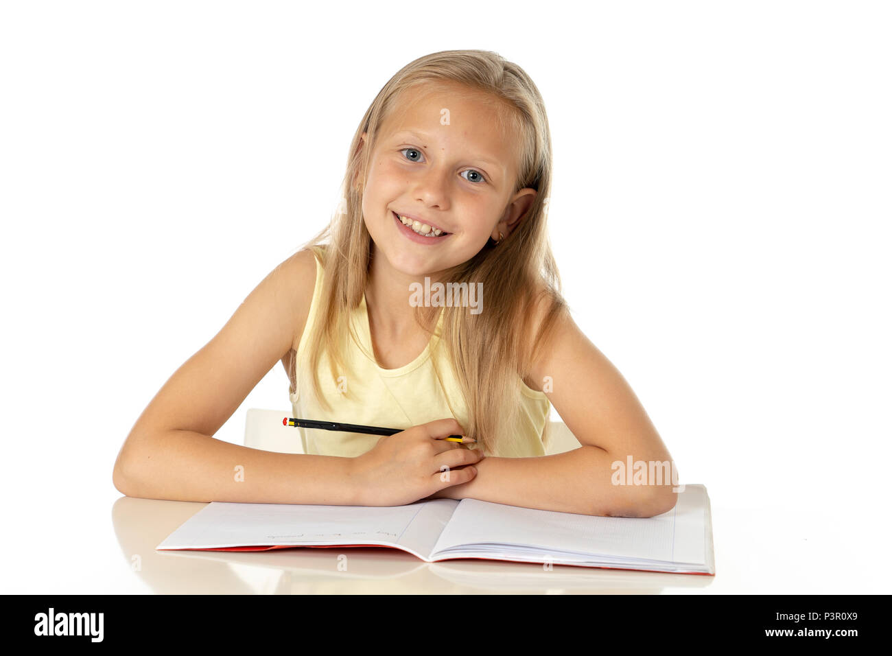 L'éducation à la maison concept jeune petite blonde woman l'étude ou l'achèvement des travaux sur la maison table d'étude avec pile de livres, les stud Banque D'Images