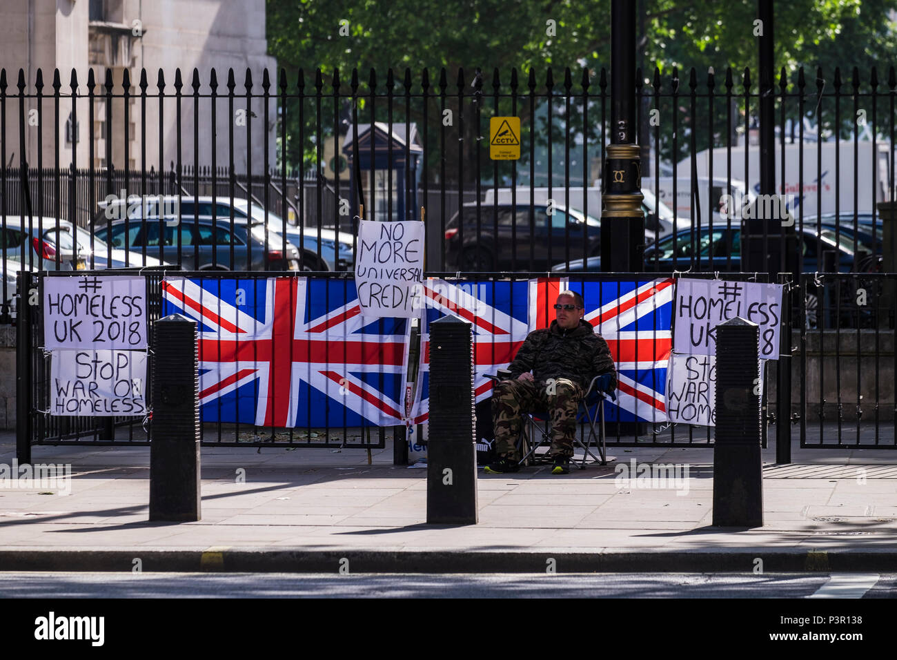 Manifestant sans-abri sur Whitehall en face de Downing Street, Londres, Angleterre, Royaume-Uni Banque D'Images
