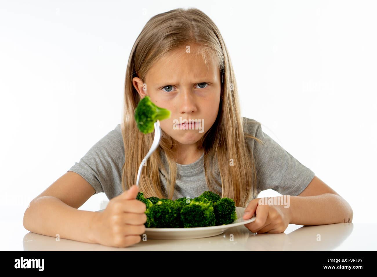 Nutrition et saine alimentation pour les enfants d'une saine alimentation concept. Les enfants n'aiment pas manger des légumes. Peu cute kid girl refusent de manger sain Banque D'Images