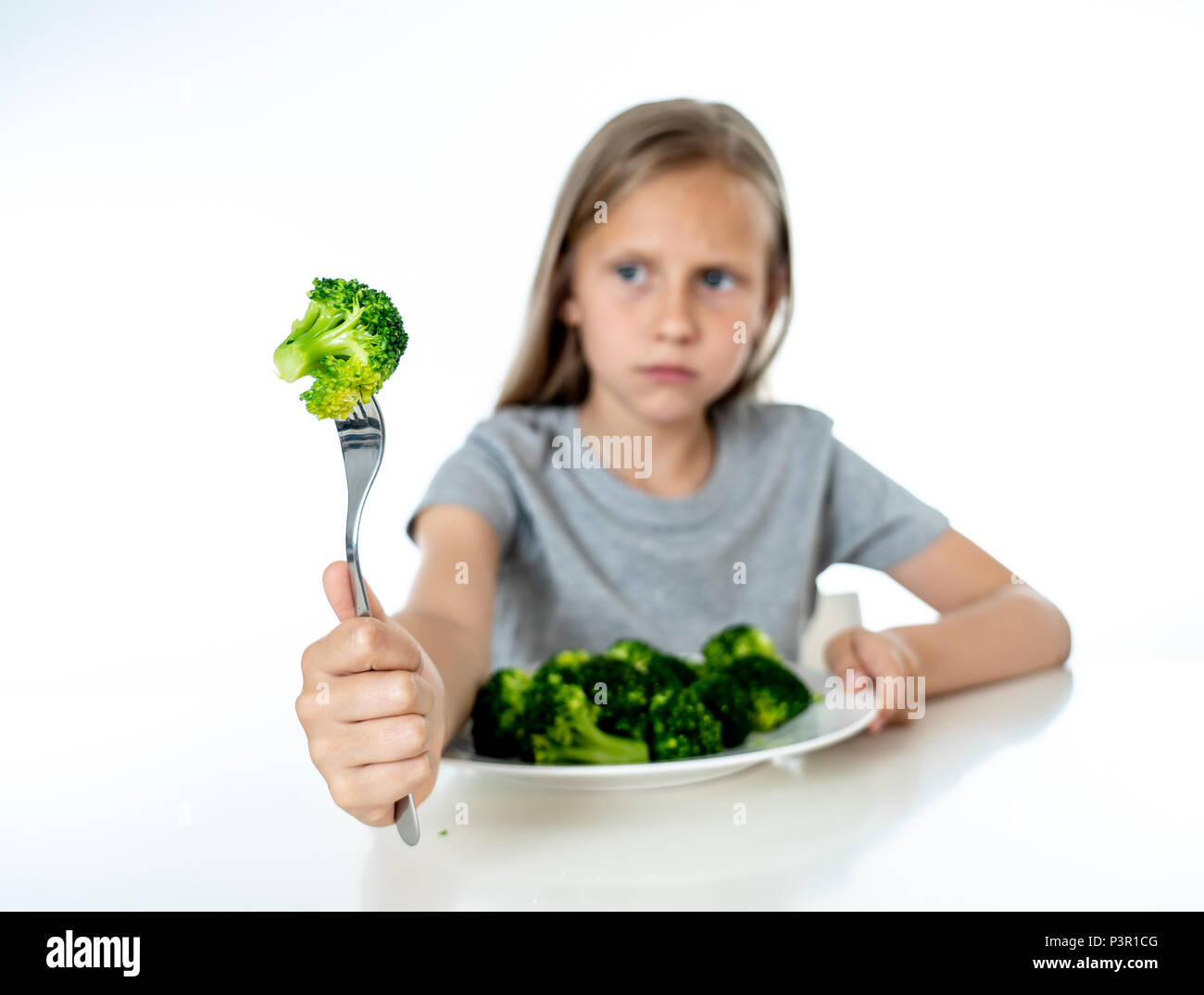 Nutrition et saine alimentation pour les enfants d'une saine alimentation concept. Les enfants n'aiment pas manger des légumes. Peu cute kid girl refusent de manger sain Banque D'Images