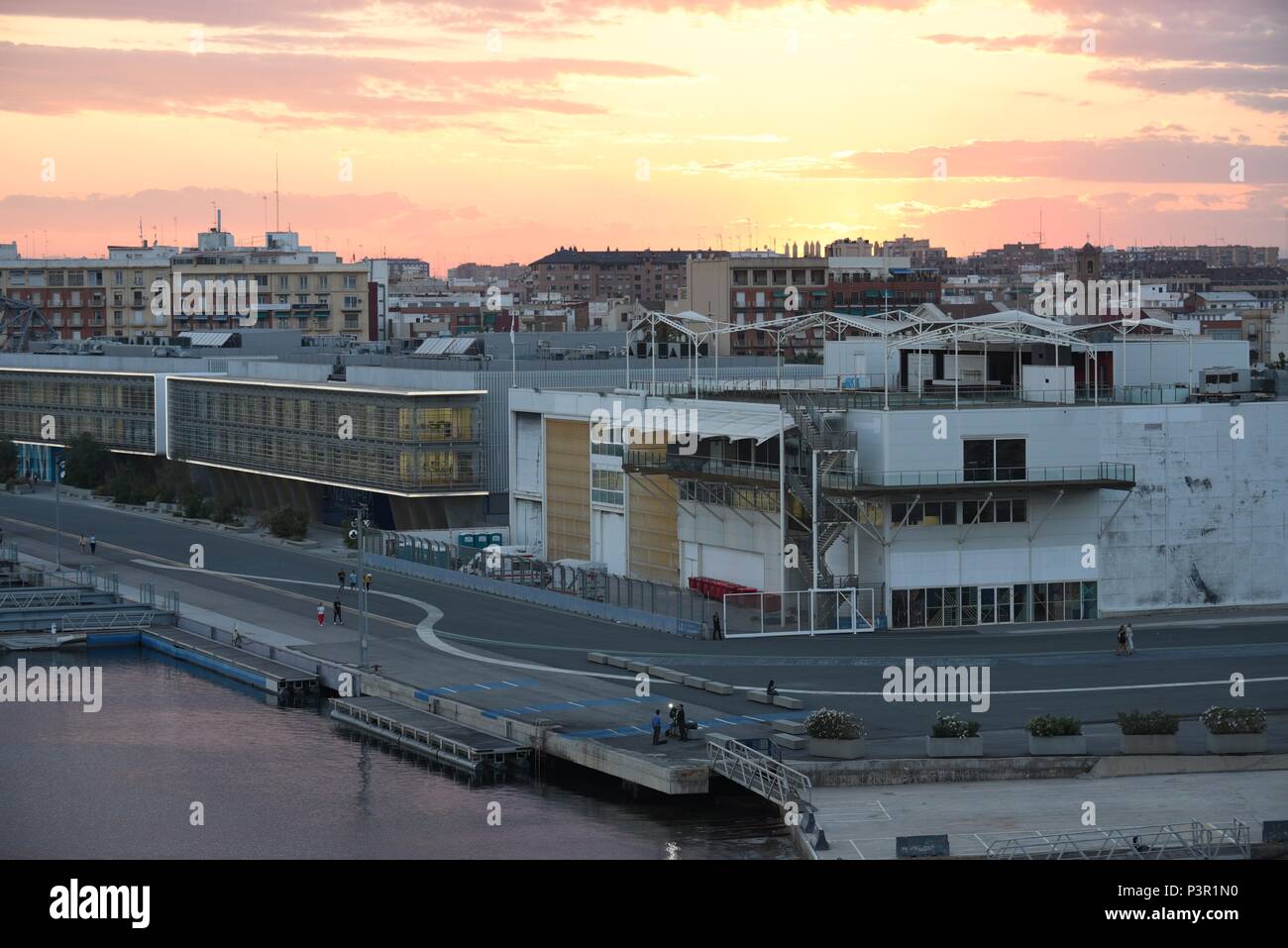 15 juin, 2018 - Valencia, Espagne : photo du port de Valence où le navire de sauvetage de migrants Aquarius est attendu à quai ce week-end après l'Italie et Malte ont rejeté. Le bâtiment à droite est l'entrepôt utilisé par la croix rouge à l'aide de stock. ***FRANCE OUT / PAS DE VENTES EN suède, danemark, norvège, finlande AVANT LE 25 JUIN 2018*** Banque D'Images