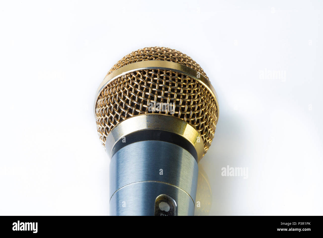 Microphone sur un fond blanc avec une buse en plaqué or. Vintage style. Banque D'Images
