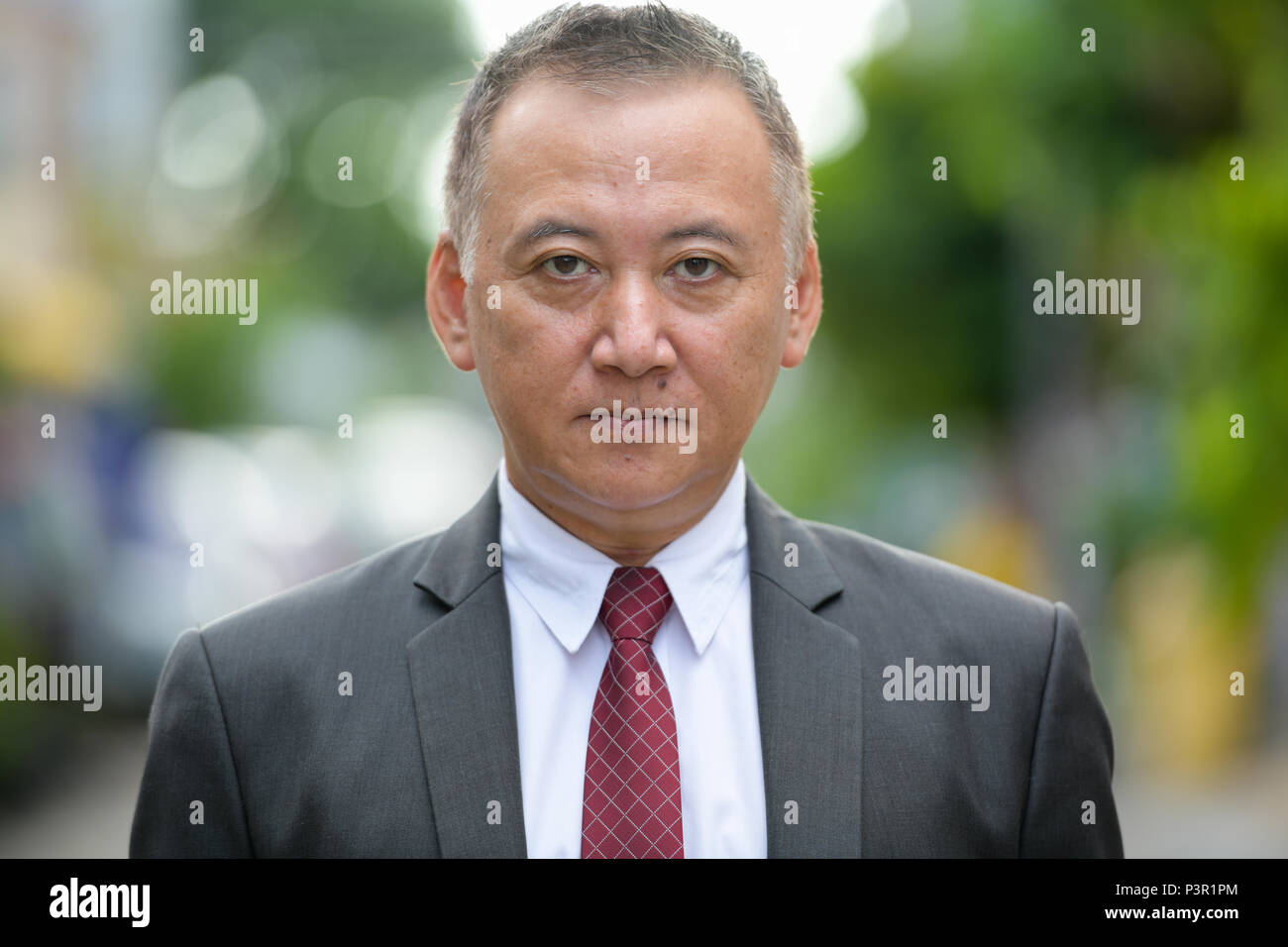 Mature businessman japonais dans les rues à l'extérieur Banque D'Images