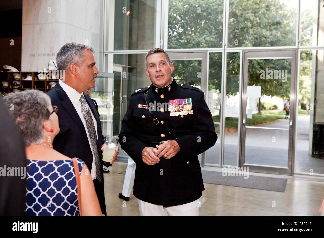 Corps des Marines américains, le général John Ewers, droit, le personnel  juge-avocat au commandant du Corps des Marines, parle avec le Corps des  Marines à la retraite, le Colonel Ray Damm pendant