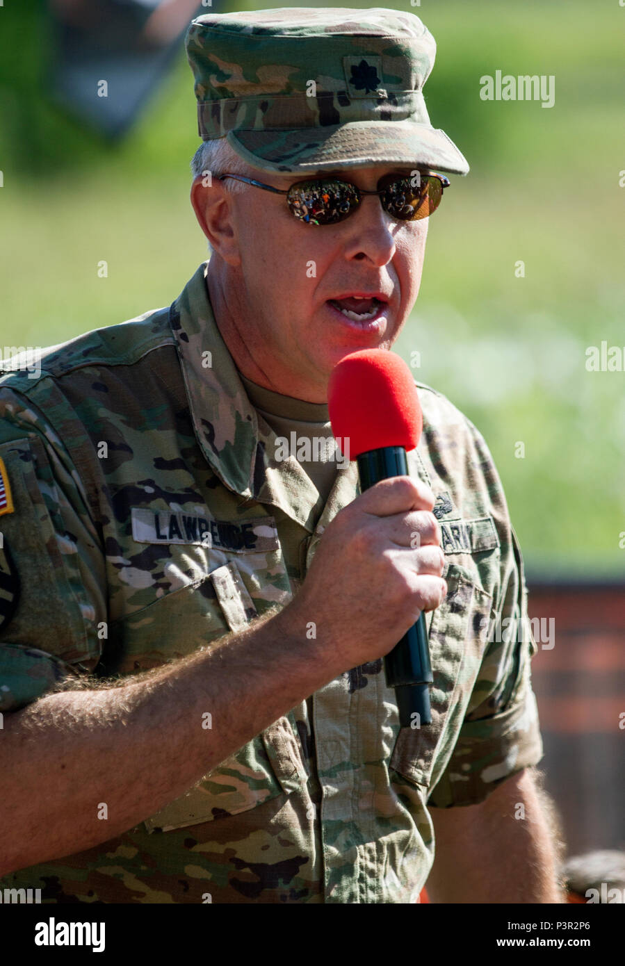 Le lieutenant-colonel Matt Laurent, Chef de la communication de recrutement pour le Bureau du chef de l'armée de réserve, motive la foule de participants de cette année, les villes jumelées de Hugo, Tough Mudder MN. La réserve de l'armée a parrainé dix Tough Mudder événements à travers les États-Unis afin d'apporter plus de conscience au sujet de la réserve de l'Armée de la communauté. (U.S. Photo de l'armée par le sergent. Cliff Coy) Banque D'Images