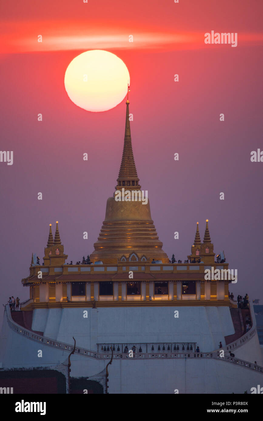 Golden Mount Temple à Bangkok au crépuscule, coucher de soleil derrière, temple Wat Saket, Bangkok, Thaïlande Banque D'Images