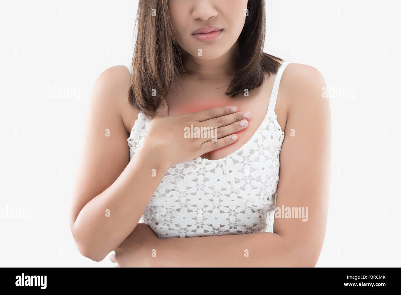 D'estomac est une sensation de brûlure dans la poitrine, et les gens est un symptôme de reflux acide ou RGO. Une femme souffrant de brûlures sur un fond gris. Banque D'Images