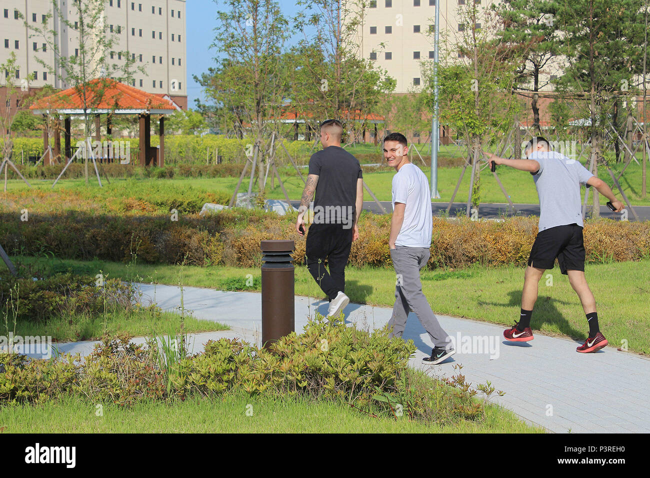 La CPS. Kevin Burnett (à gauche), SPC. Zach Alesci (centre), et Pvt. Christian Gomez (à droite), de HHC, 2e Bataillon, 8e régiment de cavalerie "Etalons", 1st Armored Brigade Combat Team, 1re Division de cavalerie, font leur chemin vers le bas l'un des nombreux chemins à la cour de manger Tomahawk Garnison de l'armée américaine Humphreys. Le nouveau bataillon salon est aménagé de sorte que tous les sont un accès rapide à pied à la caserne. (Photo US Army par la CPS. Jeremy la réutilisation, 2e Bataillon, 8e régiment de cavalerie, 1st Armored Brigade Combat Team, 1st Cav. Div.) Banque D'Images