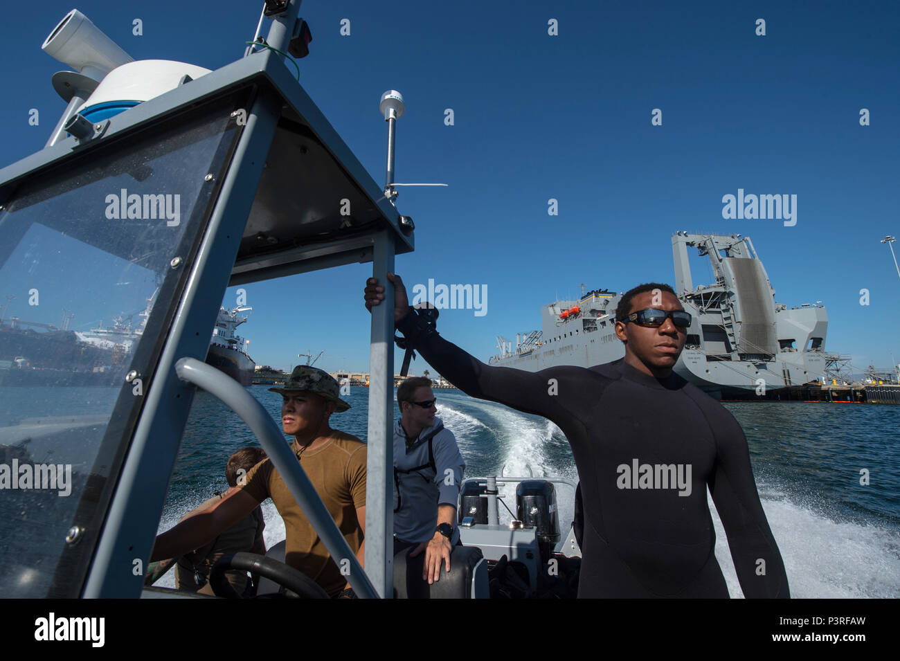 160720-N-DJ750-153 SAN DIEGO (20 juillet 2016) -- la surface de combat naval et Centre de développement de la mine, commandant de l'Unité Opérationnelle177.2.1 Les techniciens des explosifs et munitions le transit baie de San Diego dans un canot pneumatique à coque rigide après la recherche d'explosifs simulés près de la commande de transport maritime militaire grand, moyen débit roll on/roll off ship USNS Bob Hope (T-AKR-300) au cours de la partie de la Californie du sud de Rim of the Pacific 2016. Vingt-six nations, plus de 40 navires et sous-marins, plus de 200 avions et 25 000 personnes participent à l'EXERCICE RIMPAC du 30 juin au 4 août, dans un Banque D'Images