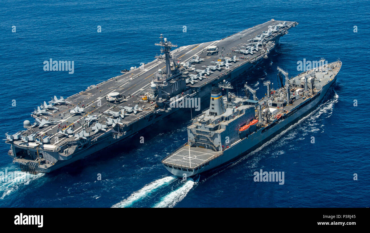 160726-N-LQ653-125 OCÉAN PACIFIQUE (Juillet 26, 2016) Le porte-avions USS Carl Vinson (CVN 70) effectue un ravitaillement en mer avec l'USNS lubrificateur reconstitution de la flotte du Yukon (T-AO 202). Carl Vinson est actuellement en cours à l'Escadre aérienne de transporteur 2 et 1 Escadron de la conduite du navire sur mesure la disponibilité de formation (TSTA) et l'évaluation finale problème dans la perspective de leur déploiement à venir. Au cours de formation à flot, TSTA Pacifique Groupe de formation et exercices d'évaluer des scénarios du monde réel, tout en mettant l'accent sur le contrôle des dommages, d'envol et d'opérations de combat simulé. (U Banque D'Images