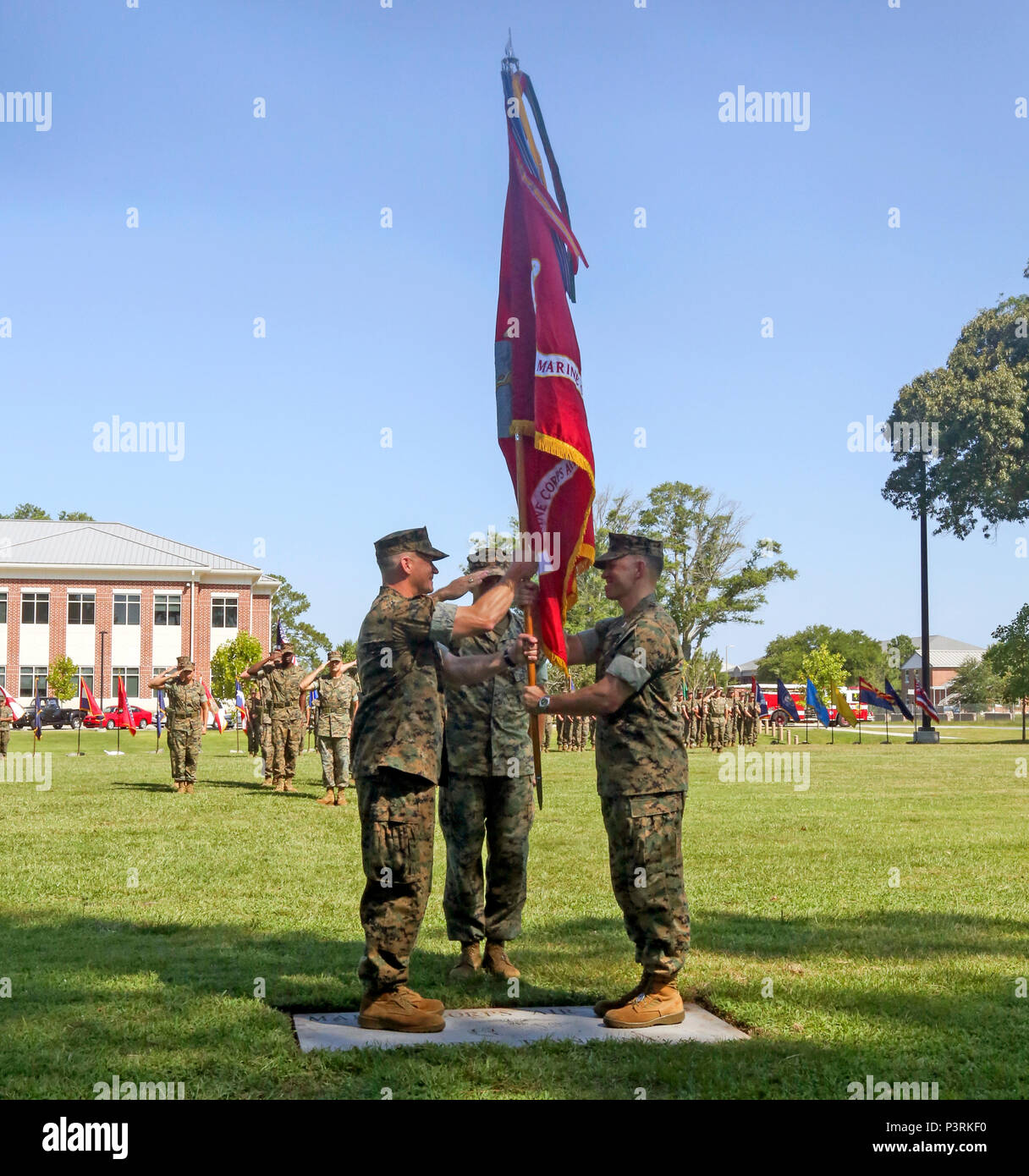 Le colonel Todd Ferry, à gauche, reçoit de l'unité de couleurs Le Colonel Chris Pappas III au cours d'une cérémonie de passation de commandement à bord du Marine Corps Air Station Cherry Point, N.C., 28 juillet 2016. Ferry est maintenant le commandant du MCAS Cherry Point et Pappas' prochaine mission est d'être le chef d'état-major, Marine Corps Combat Development Command et chef de cabinet du sous-commandant, l'intégration du développement de Combat à Quantico, en Virginie. La cérémonie de passation de commandement est une tradition qui symbolise le passage de l'autorité de l'ancien au nouveau commandant. (United States Marine C Banque D'Images