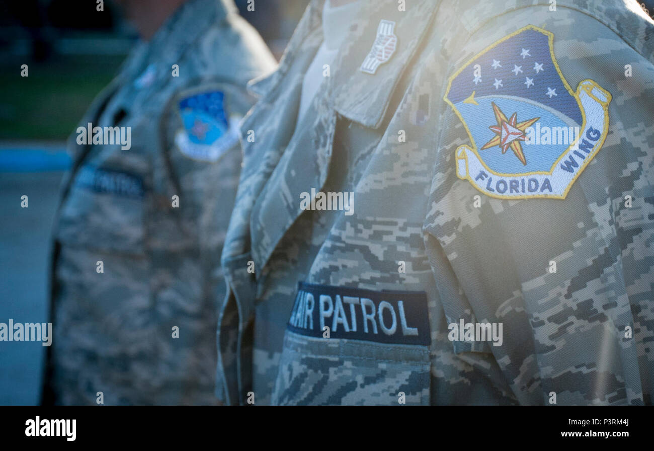 La Patrouille Aérienne Civile général Chuck Yeager uniforme de l'Escadron des cadets reflète à la fois leur aile et classer ainsi que leur organisation, le 8 mai 2017, à Brandon, en Floride, l'escadron a reçu à la fois le CAP Floride 2017 Aile de mérite de l'Escadron et le CAP 2017 Prix de distinction pour l'Escadron de la région du Sud-Est. Banque D'Images