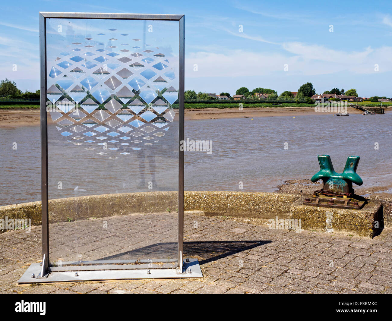 Sculpture en verre originaux et vieille amarre bollard sur le vieux quai à Kings Lynn, Norfolk avec la rivière Great Ouse en arrière-plan. Banque D'Images