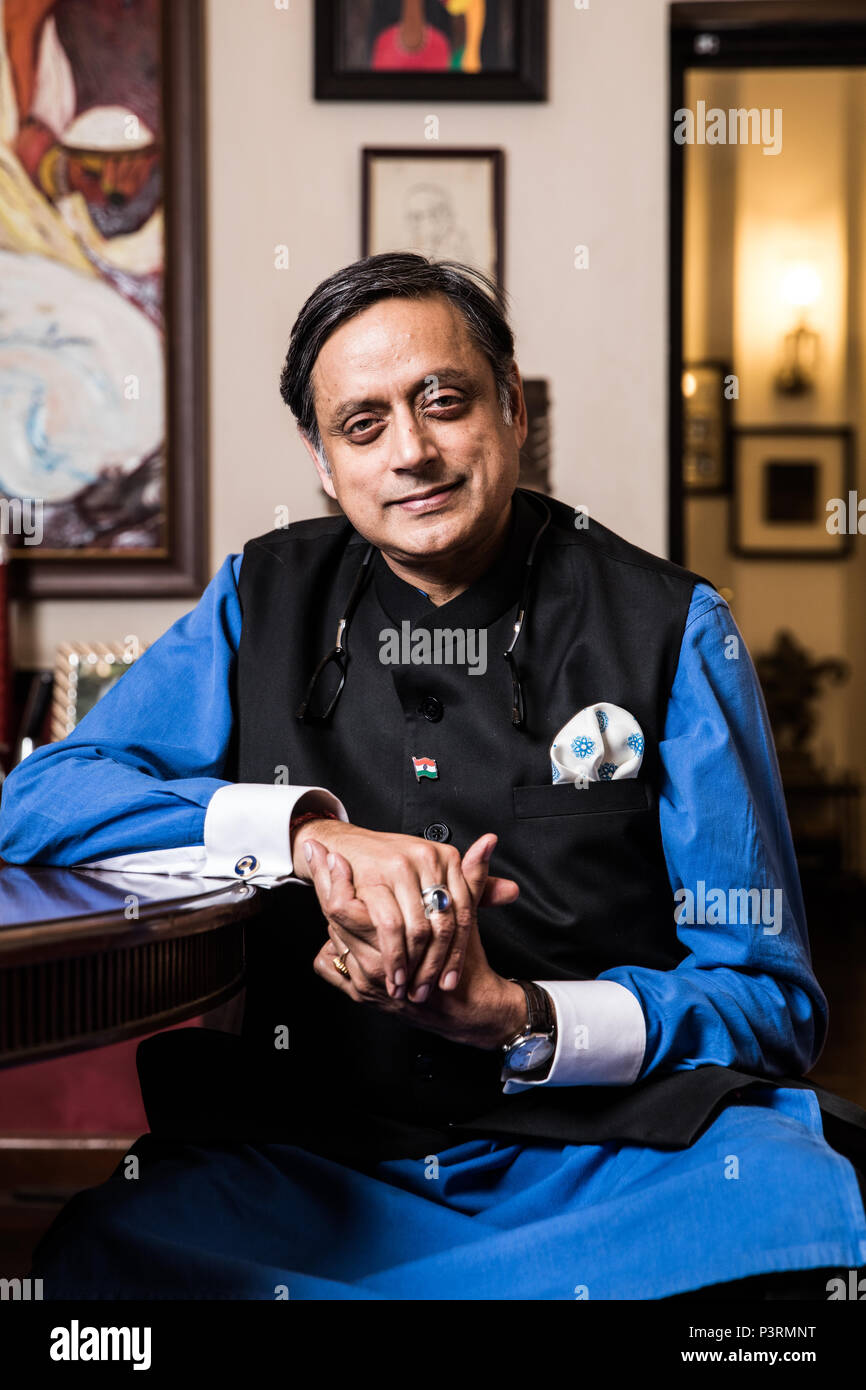 Écrivain et homme politique indien Shashi Tharoor a photographié à son domicile. Banque D'Images