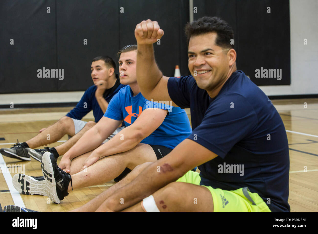 Le sergent-chef du Corps des Marines des États-Unis. Fernando Andrade, droite, le Cpl. John Fox II, centre, et le Sgt. Heraclio Juarez, à gauche, à participer à des exercices de volleyball assis au cours d'une DoD 2017 Jeux Warrior camp d'entraînement à Marine Corps Base Camp Pendleton, en Californie, le 7 mai 2017. Le Guerrier du DoD est un jeux concours sportif adapté des blessés, des malades et des blessés militaires et anciens combattants. Banque D'Images