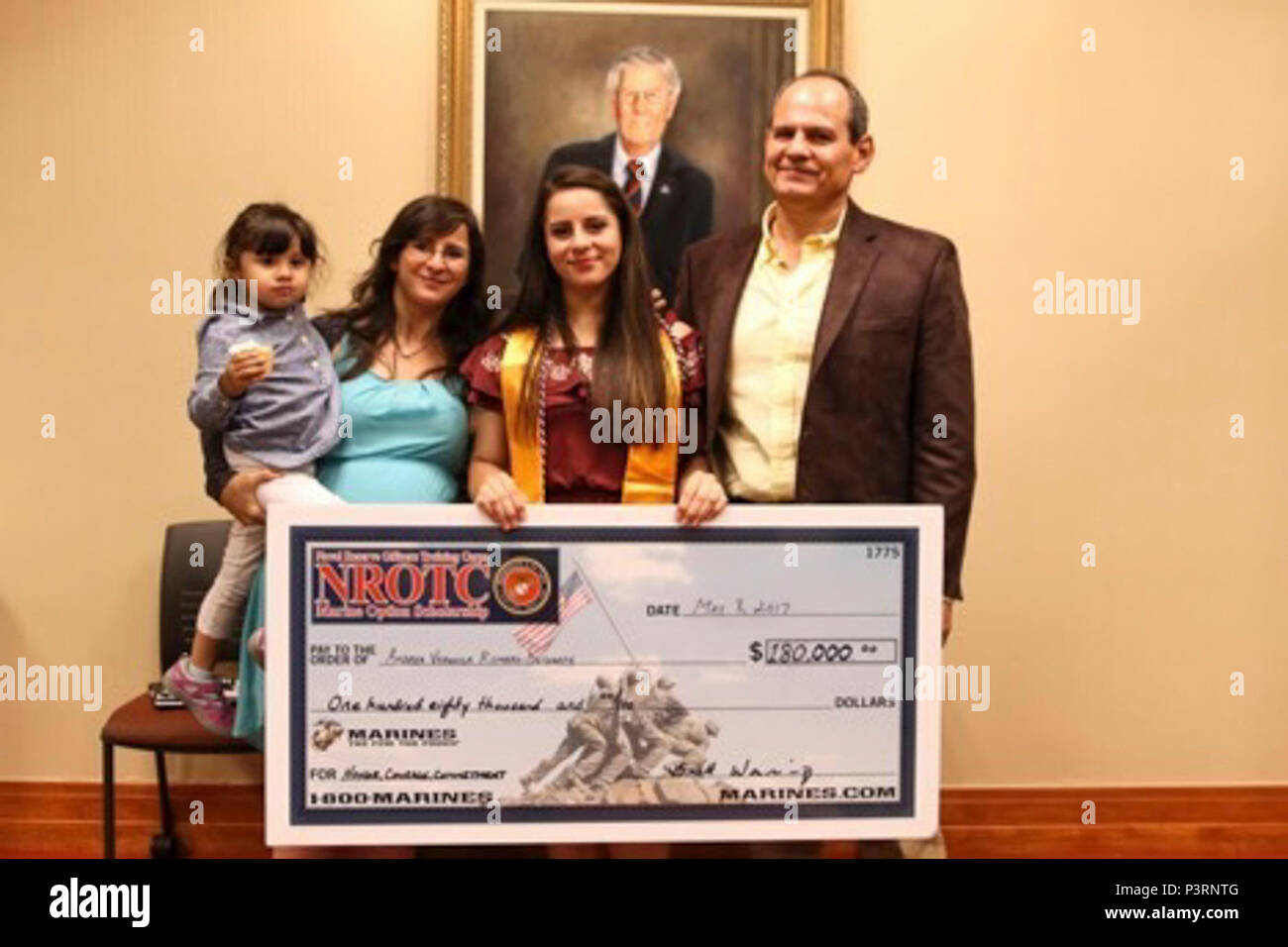 Veronica Andrea Romero-Dugarte, une partie principale au début de Collège d'Amérique du Forsyth, pose pour une photo avec sa famille après avoir été présenté avec un corps de formation des officiers de la Réserve navale scholarship chèque à la Dewitt E. Rhoades Conference Centre à Forsyth Tech Community College à Winston-Salem, Caroline du Nord, le 8 mai 2017. L'NROTC, bourses d'une valeur maximum de 180 000, va payer pour le coût de tous les frais de scolarité, les livres et autres frais d'éducation dans de nombreux pays, les collèges et les universités. Banque D'Images